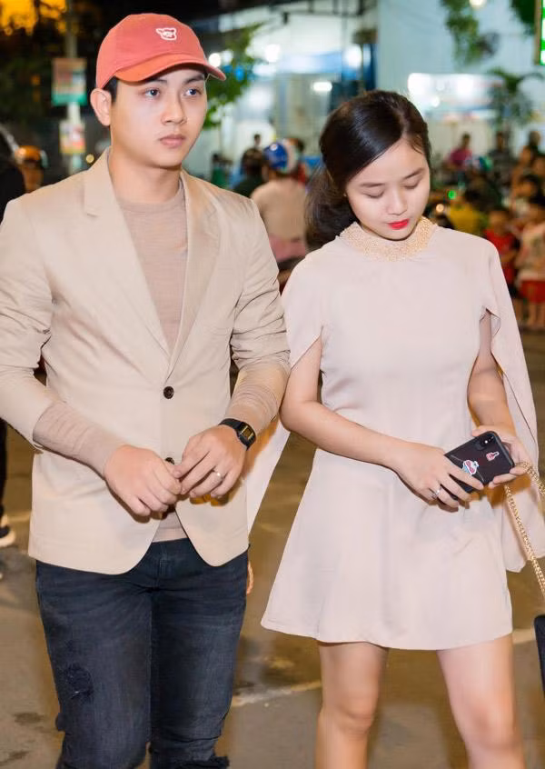 Khi Cindy diện váy màu nude thì Hoài Lâm cũng chọn áo vest màu tương tự với bạn gái.