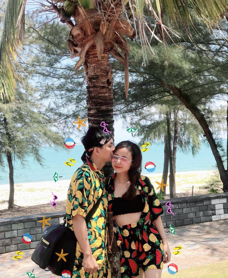 Khi đi du lịch, ca hai cùng mặc bộ đồ họa tiết hoa quả.