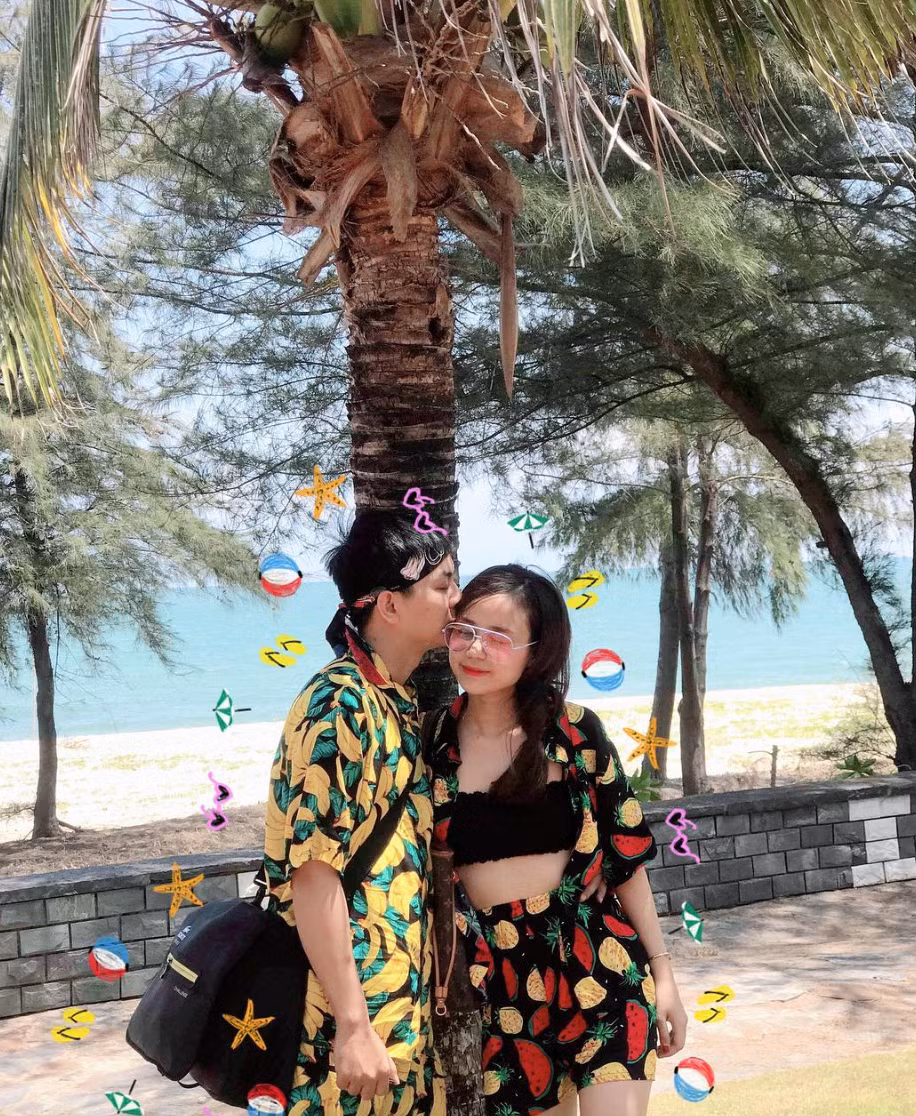 Khi đi du lịch, ca hai cùng mặc bộ đồ họa tiết hoa quả.