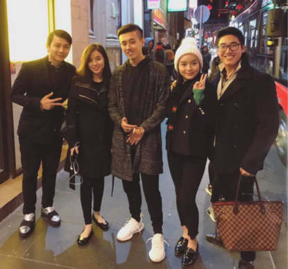 Đi chơi cùng bạn bè, Hoài Lâm và bạn gái mặc đồ đen đồng điệu.