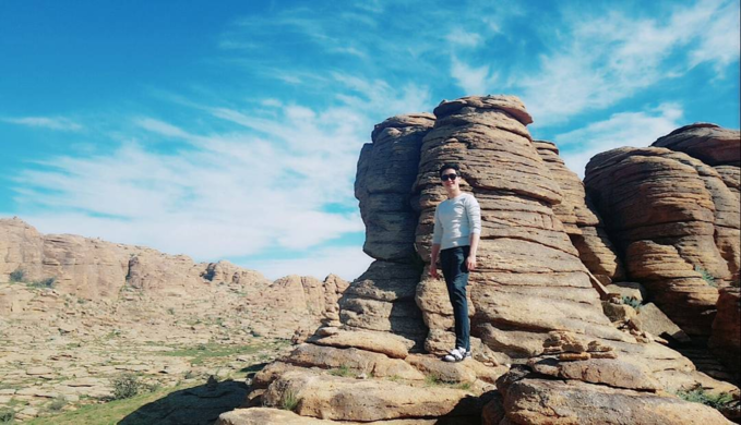 Anh chàng ăn mặc giản dị trong các chuyến du lịch.