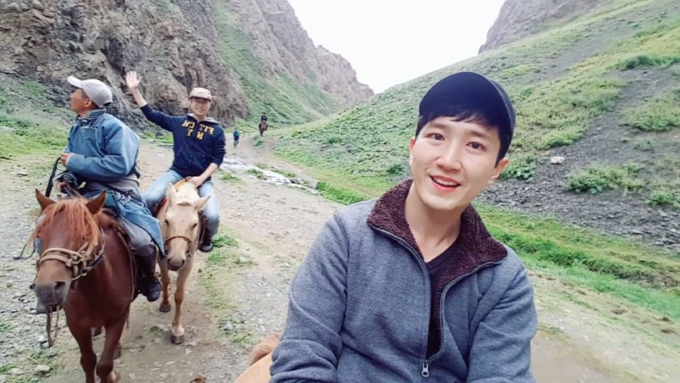 Dù ăn mặc bình thường thế nào thì Baek Seung-woo vẫn "đốn tim" các cô gái bởi nụ cười tỏa nắng. Ảnh: Instagram.