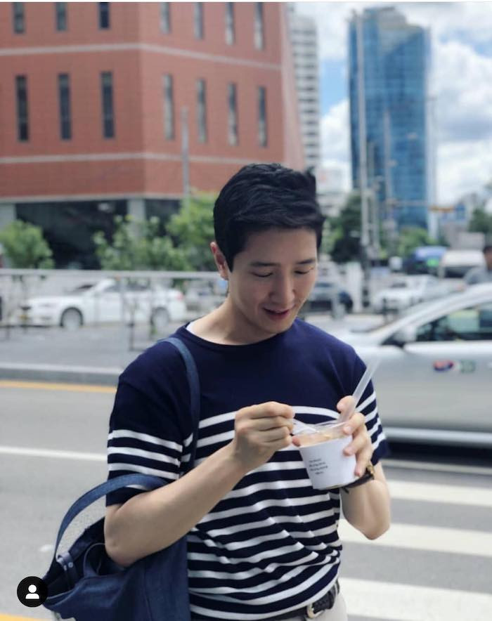 Ảnh đời thường với áo thun và quần âu của anh cũng khiến bao cô gái mê mẩn.