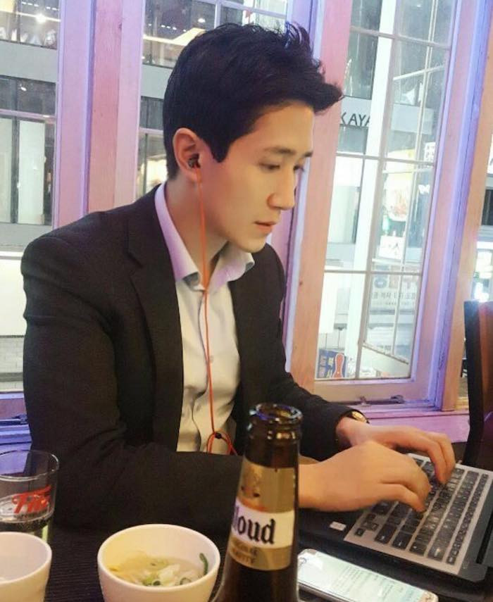 Baek Seung-woo mặc áo sơ mi và khoác vest lịch lãm đẹp như một nam thần.