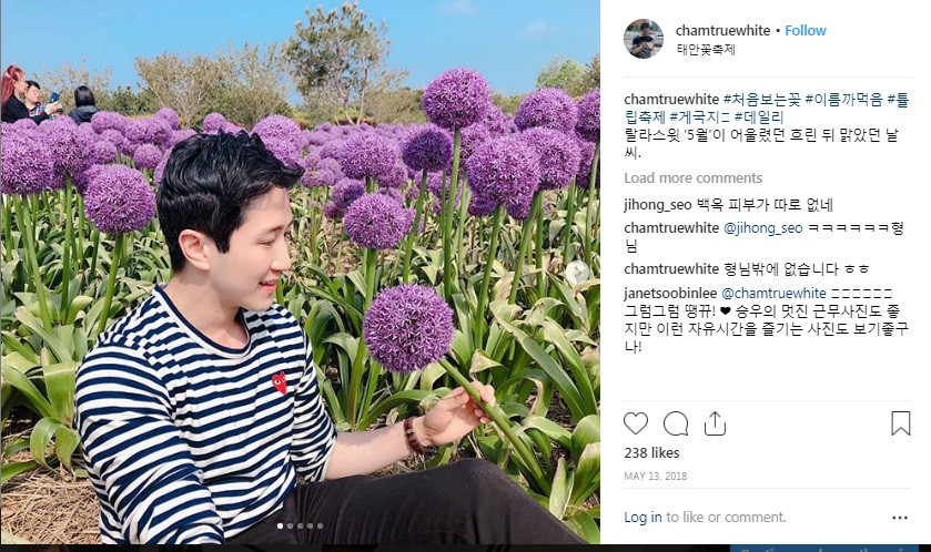 Khi đi du lịch, nam phóng viên Hàn chọn áo thun và quần âu giản dị.