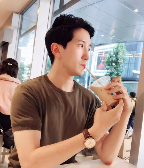 Dù mặc áo thun giản đơn nhưng anh vẫn toát lên thần thái cực lãng tử.