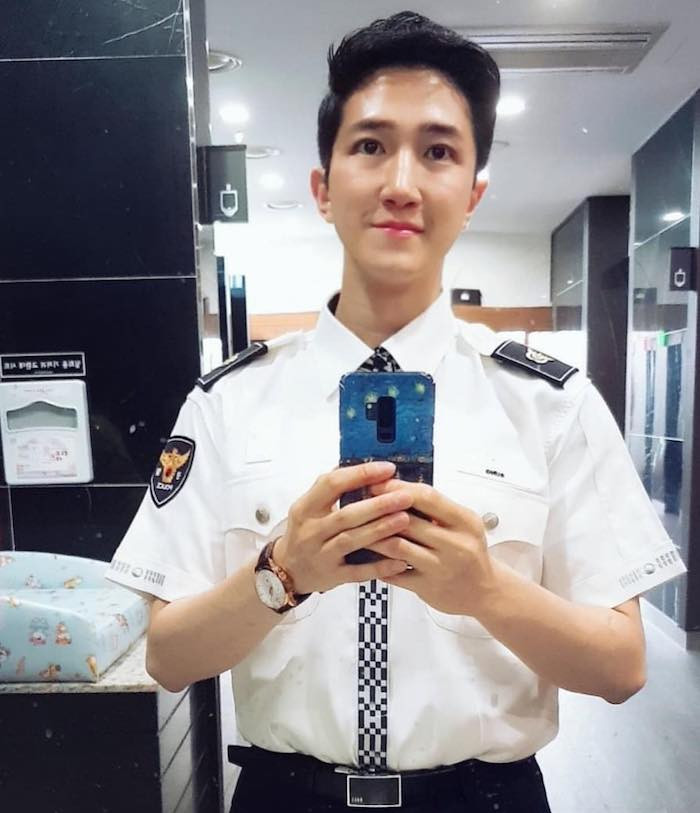 Anh chàng phóng viên 29 tuổi sở hữu gu thời trang lịch lãm và nam tính.