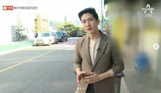 Anh chàng mặc áo thun phối với vest màu trung tính bảnh bao.