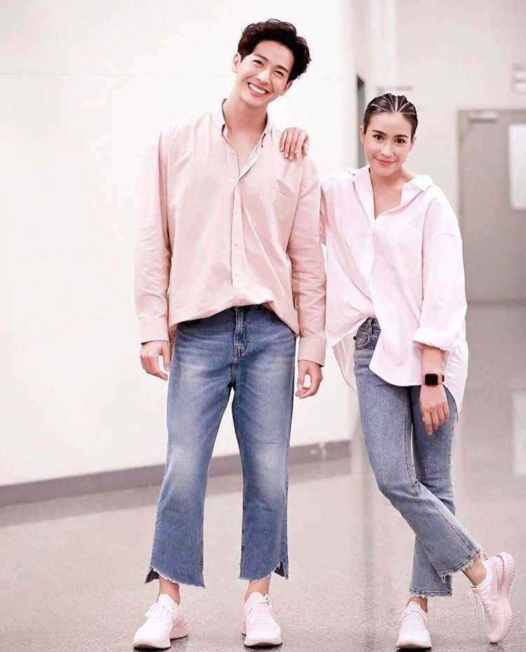 Mỹ nam Thái có mối tình đẹp và kết hôn với đàn chị hơn ba tuổi - Jooy (Warattaya Nilkuha). Cặp sao bén duyên khi đóng chung phim Ảo mộng.