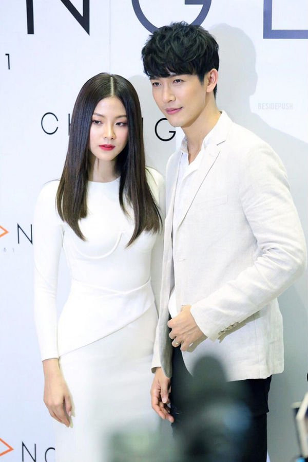 Nam chính "Chiếc lá bay" thường chọn cho mình những bộ suit sắc màu trung tính, thậm chí còn gợi nhớ đến phong cách của những anh chàng Ăng-lê ưa chuộng sự lịch thiệp và thanh nhã.