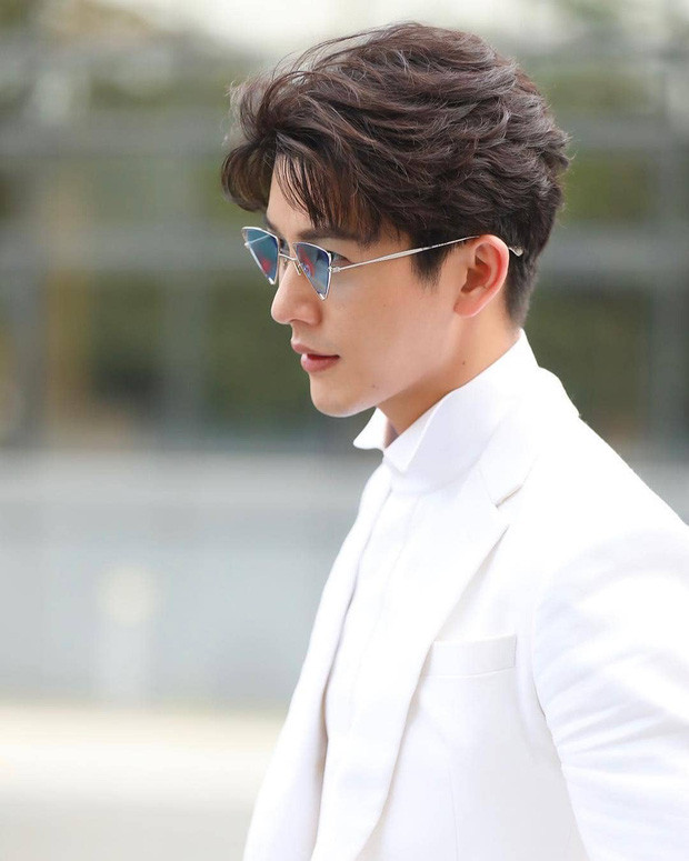 Push Puttichai đẹp tựa "nam thần" khi diện cả "cây" đồ trắng từ trong ra ngoài.