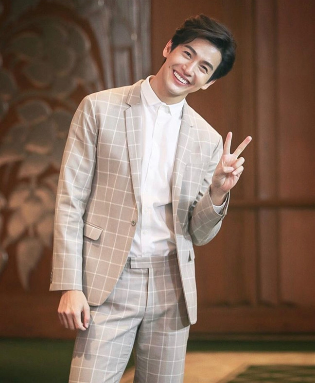 Nam thần màn ảnh Thái là tín đồ của những bộ suit lịch lãm.