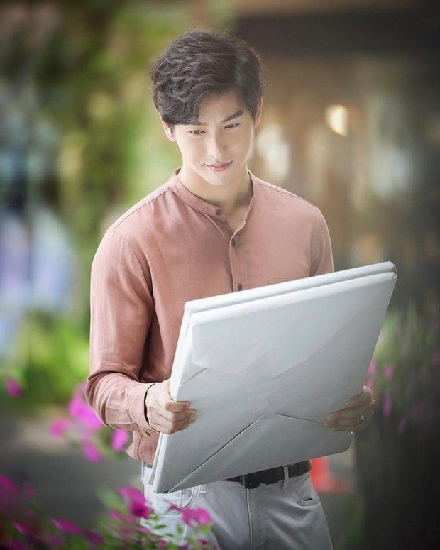 Với chiều cao vượt trội, anh chàng phối đồ rất linh hoạt cùng áo sơmi cổ trụ, sơmi thả lỏng vài nút và áo thun basic.