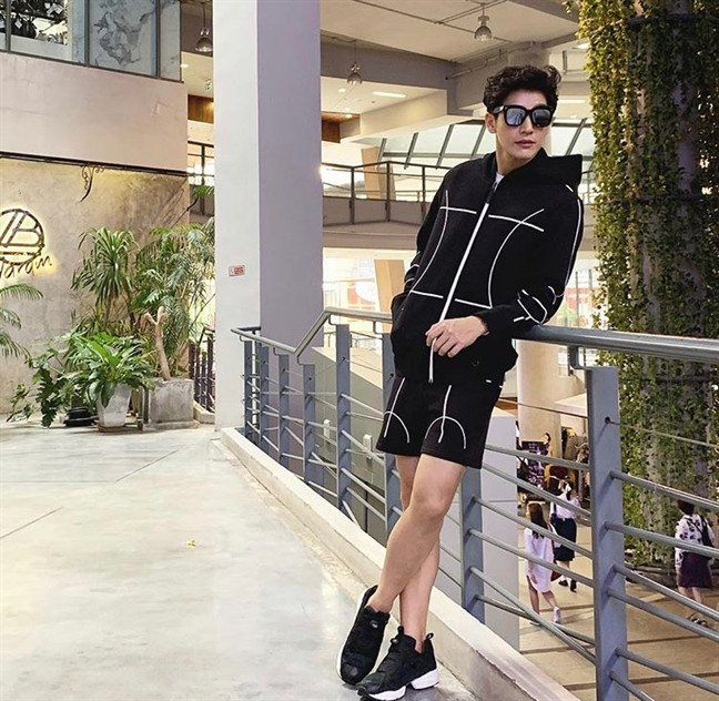 Đôi khi anh chàng cũng chọn phong cách thể thao xuống phố để khoe vẻ trẻ trung, năng động và cá tính.