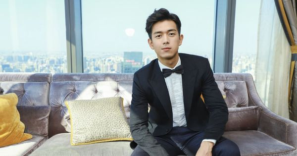 Khi dự thảm đỏ, anh chuộng vest đơn sắc.