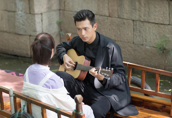 Nam diễn viên sinh năm 1991 chuộng phong cách thời trang cá tính, khỏe khoắn, khoe vóc dáng nam tính.