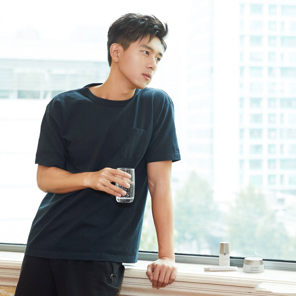 Dù chỉ mặc áo phông quần short thì anh vẫn toát lên khí chất "bừng bừng". Ảnh: Internet.