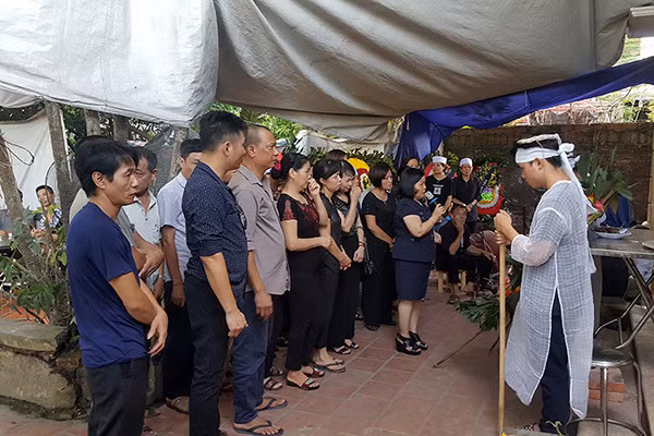 Gia dinh nu lao cong Ha Noi bi o to dam tu vong: Thang buon khong dut-Hinh-2