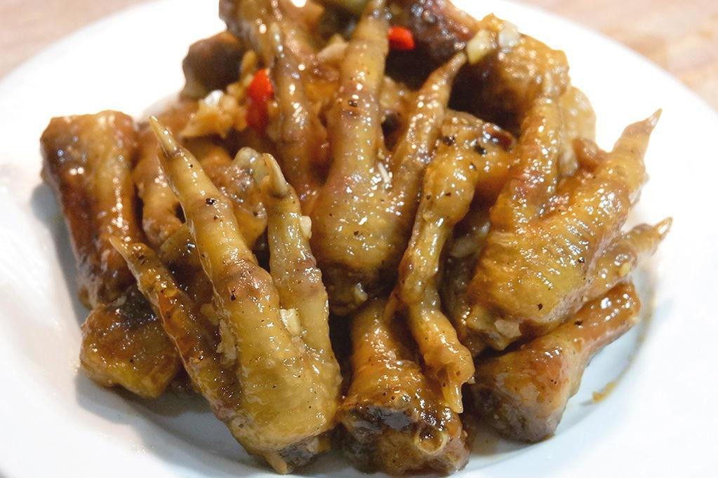 Lớp mắm áo đều phía bên ngoài, bóng bẩy bắt mắt, thêm cảm giác giòn giòn beo béo khi nhai có thể làm bạn ăn hoài mà không chán. Ngoài Hàng Thùng thì bạn cũng có thể thử chân và cánh gà chiên mắm ở Pop quán Phố Huế hoặc gọi qua các shop bán đồ ăn vặt online.