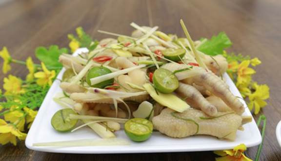 Món chân gà này có mùi thơm đặc trưng của nước mắm, hương vị tự nhiên từ sả, chút cay nống của gừng, hạt tiêu, tỏi, ớt và chút thanh thanh mát mát của quất. Bạn có thể đặt mua món ăn vặt này trên các shop đồ ăn online hoặc một số cửa hàng thực phẩm.