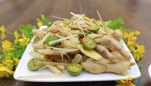 Món chân gà này có mùi thơm đặc trưng của nước mắm, hương vị tự nhiên từ sả, chút cay nống của gừng, hạt tiêu, tỏi, ớt và chút thanh thanh mát mát của quất. Bạn có thể đặt mua món ăn vặt này trên các shop đồ ăn online hoặc một số cửa hàng thực phẩm.