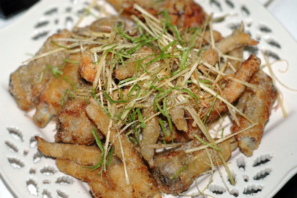 Chân gà rang muối: Thoạt nhìn, chiếc chân gà rang muối trông "ú nu" bởi lớp bột muối trắng tinh phủ trên vỏ ngoài vàng ruộm, hấp dẫn vô cùng.