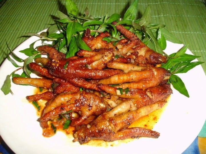 Chân gà chiên mắm: Đậm đà hơn chân gà rang muối cả về màu sắc lẫn mùi vị là món chân gà chiên mắm trứ danh. Vẫn là những chiếc chân gà to ngon tươi sạch ấy, sau khi chiên được đem đảo qua với thứ nước mắm mặn ngọt thơm lừng.