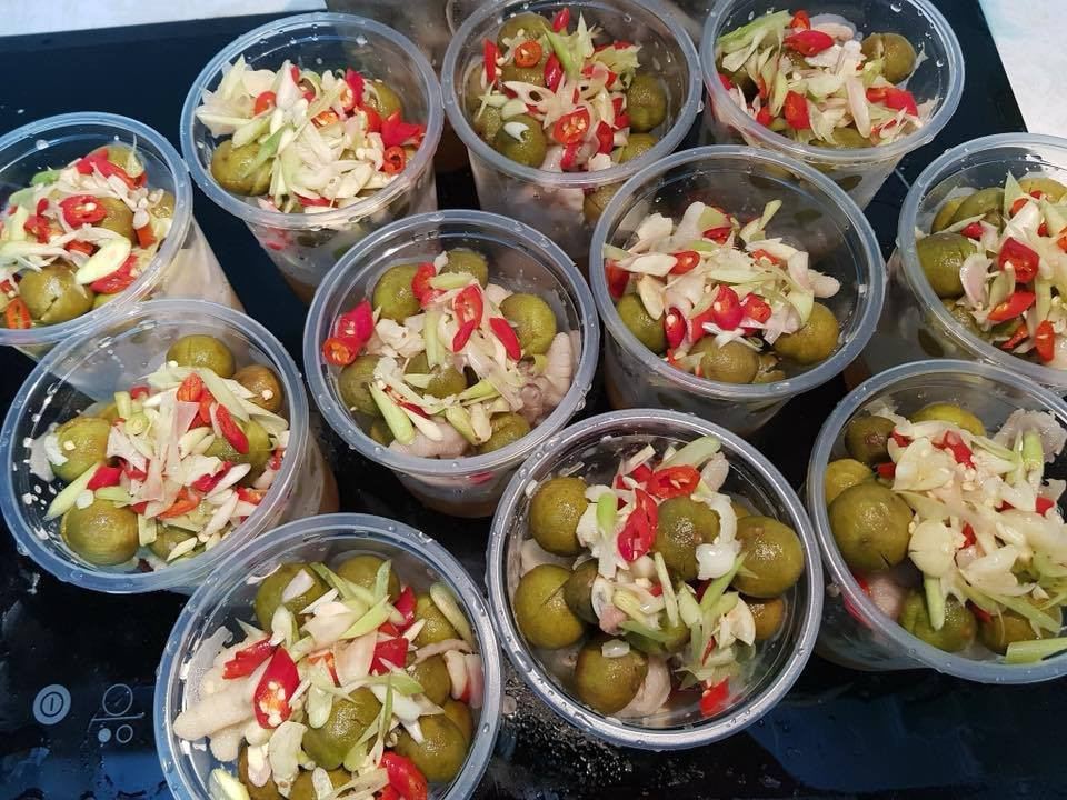 Chẳng những thế, sấu ngấm vị đậm đà lại giòn giòn nên ngoài ăn vặt, bạn có thể ăn cùng cơm lại càng ngon mà không ngán. Bạn có thể mua món ăn cực thú vị này qua một vài shop bán đồ ăn vặt online. Ảnh: Internet.