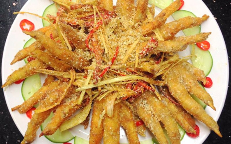 Nhắc đến chân gà rang muối ngon ở Hà Nội, khó có thể bỏ qua phố Hàng Thùng nổi tiếng. Ngoài ra thì chân gà rang muối ở Quán 20 Hai Bà Trưng, hay chân gà rang muối hải sản An Viên cũng là những địa điểm được chú ý.