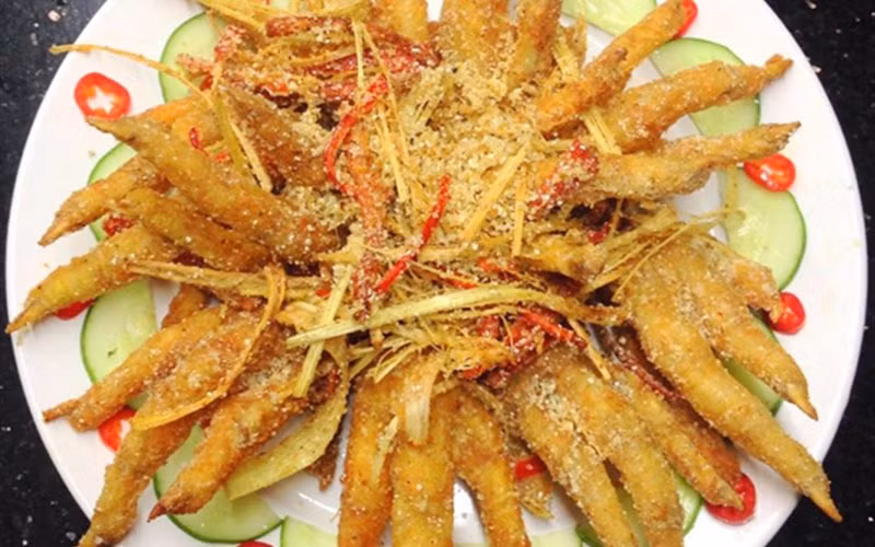 Nhắc đến chân gà rang muối ngon ở Hà Nội, khó có thể bỏ qua phố Hàng Thùng nổi tiếng. Ngoài ra thì chân gà rang muối ở Quán 20 Hai Bà Trưng, hay chân gà rang muối hải sản An Viên cũng là những địa điểm được chú ý.