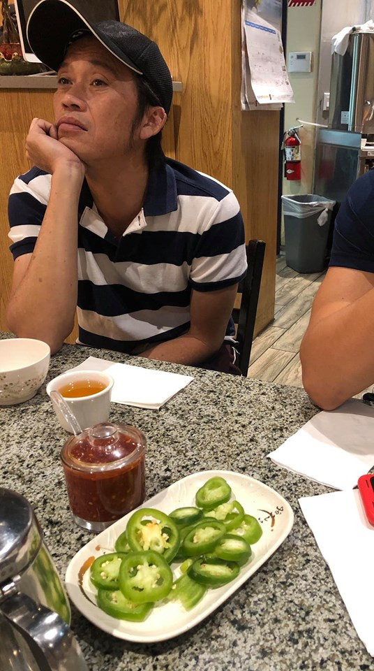 Nam nghệ sĩ mặc áo phông kẻ "chân chất" khi đi chơi cùng con trai. Ảnh: FBNV.