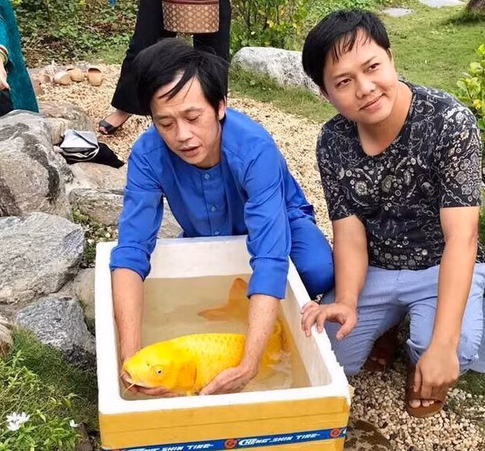 Trở về vui thú điền viên, Hoài Linh thường mặc áo bà ba cực bình dị.