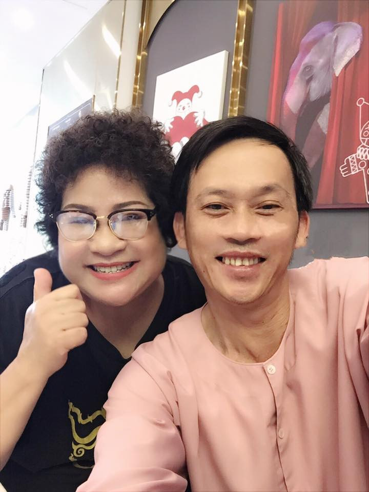 Hoài Linh ăn mặc giản dị chụp ảnh cùng nghệ sĩ Minh Vượng.