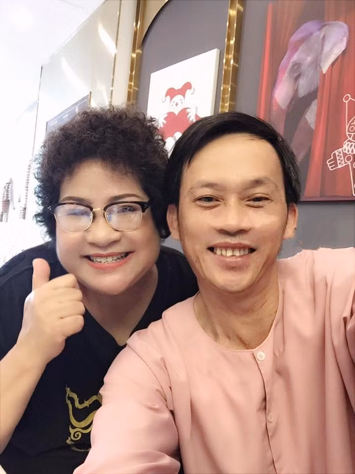 Hoài Linh ăn mặc giản dị chụp ảnh cùng nghệ sĩ Minh Vượng.