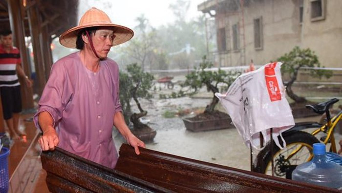 Nam nghệ sĩ mặc áo bà ba tự tay tu sửa nhà thờ tổ.