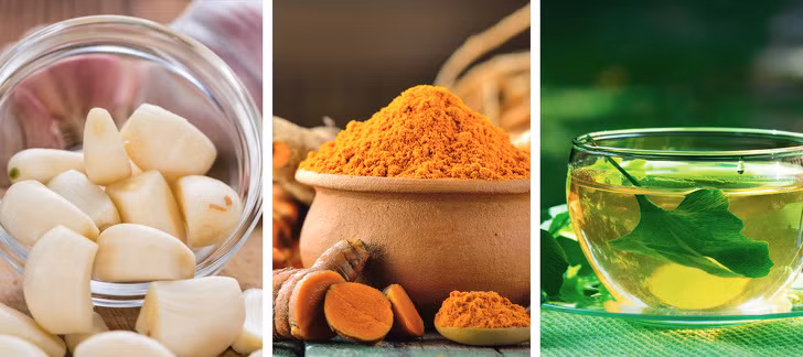 Ăn chất làm loãng máu tự nhiên: Mặc dù các bác sĩ có thể kê toa thuốc làm loãng máu cho bạn nhưng cũng có một số cách tự nhiên. Việc thêm tỏi sống, bột nghệ và trà gingko vào chế độ ăn uống hàng ngày có thể làm giảm nguy cơ đông máu.