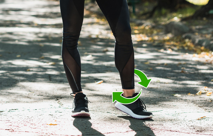 Đi bộ nhiều hơn: Hầu hết thời gian trong chúng ta thường ngồi tại nơi làm việc, điều này làm suy yếu lưu lượng máu trong chân của chúng ta. Do vậy, bạn nên tích cực đi lại, uốn cong bàn chân và ngọ nguậy ngón chân để tăng lưu thông trong khu vực này.