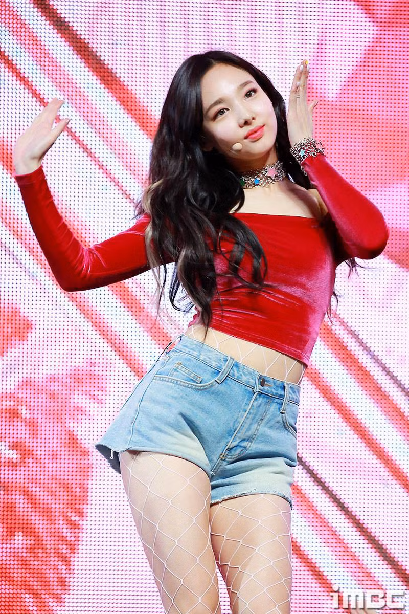 Im Na Yeon (TWICE): Đây là một trong những nữ thần tượng âm nhạc trẻ hơn nhiều so với tuổi thật nổi tiếng Kpop. Cô nàng sinh năm 1995 sở hữu gu thời trang đơn giản nhưng vẫn đẹp xuất sắc. 