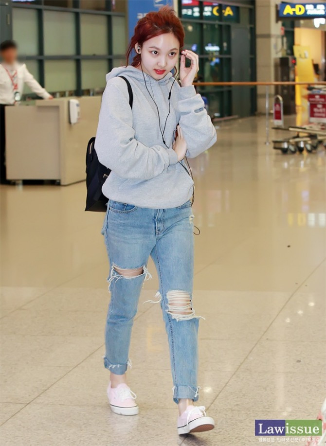 Ngày thường, cô nàng cá tính với jeans rách và áo thun đơn giản. Ảnh: Internet.