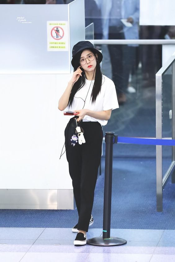 Đi sân bay, cô nàng tuổi hợi này luôn chọn các item thoải mái: quần baggy cùng áo phông trắng, phụ kiện mũ bucket và mắt kính cận dễ thương.
