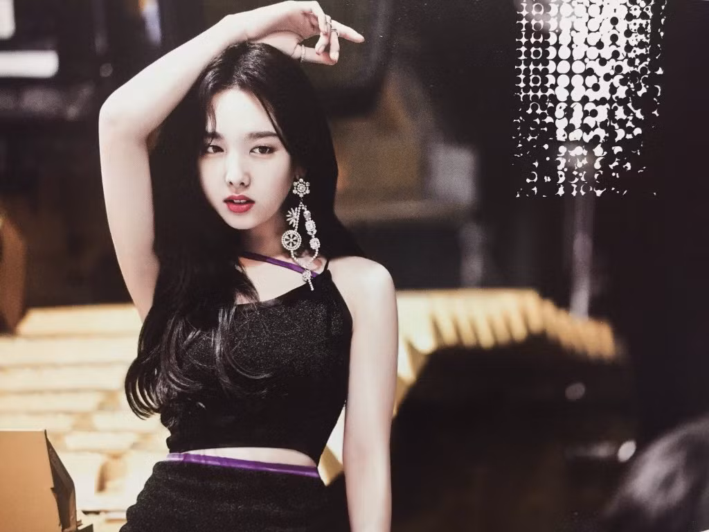 Khi tham gia sự kiện, nữ ca sĩ trẻ tuổi này thường diện những bộ trang phục tone đen đầy quyến rũ và bí ẩn, những đính kết tinh tế trên váy áo khiến cô nàng nổi bật hơn bội phần.