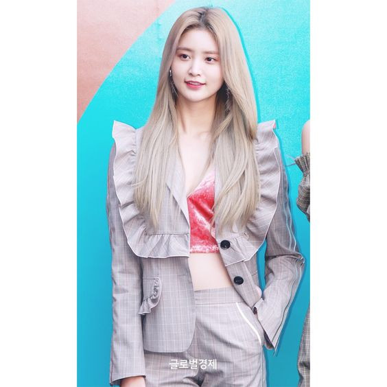 Cô nàng xây dựng phong cách thời trang nhẹ nhàng, có đôi chút gợi cảm với điểm nhấn là những thiết kế độc đáo.