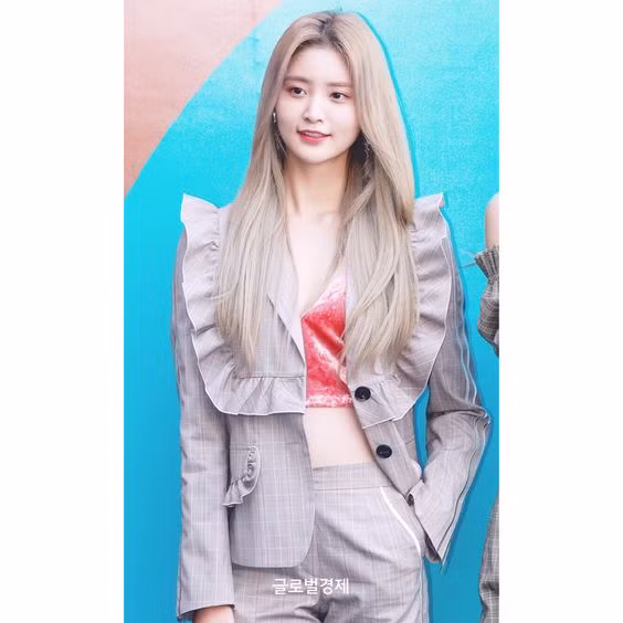 Cô nàng xây dựng phong cách thời trang nhẹ nhàng, có đôi chút gợi cảm với điểm nhấn là những thiết kế độc đáo.