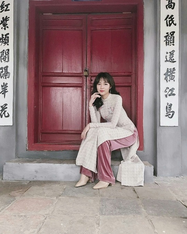 Khác với thời trang cá tính, sành điệu thường thấy, Phí Phương Anh cũng thướt tha áo dài.