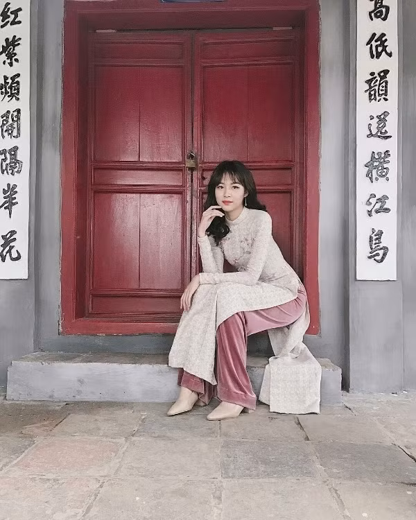 Khác với thời trang cá tính, sành điệu thường thấy, Phí Phương Anh cũng thướt tha áo dài.