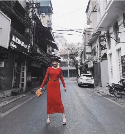Ngày đầu năm, Tóc Tiên tung tăng xuống phố với chiếc đầm đỏ xinh xắn cầu mong may mắn cho cả năm.