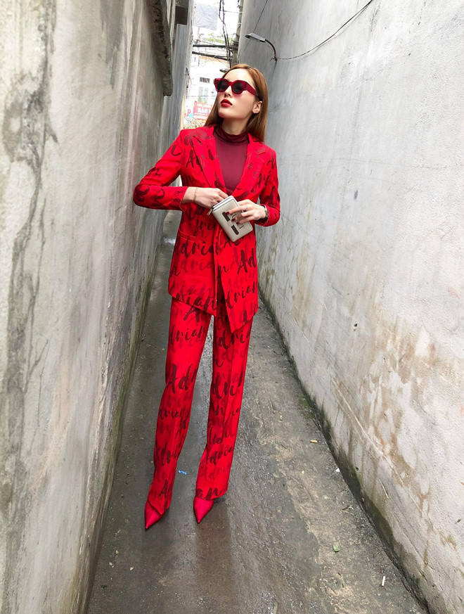 Thay vì xúng xính áo dài như nhiều mỹ nhân Việt khác, Hoa hậu Kỳ Duyên vẫn tiếp tục trung thành với phong cách menswear cá tính.