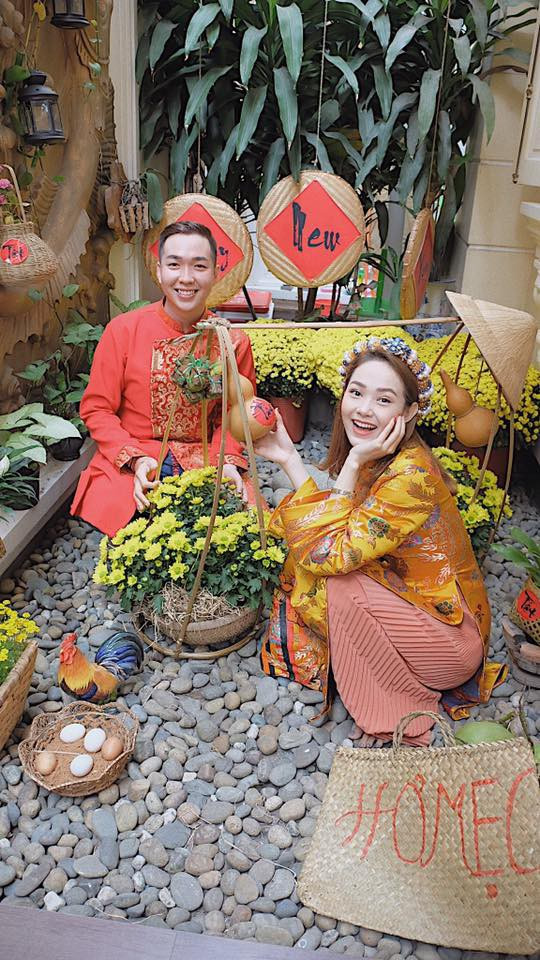 Minh Hằng chọn áo dài sặc sỡ hơn với chất vải gấm hoạ tiết.