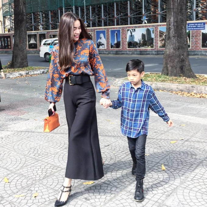 Hồ Ngọc Hà dạo phố đầu xuân cùng con trai với bộ đồ hàng hiệu thanh lịch. Ảnh: FBNV, Internet.