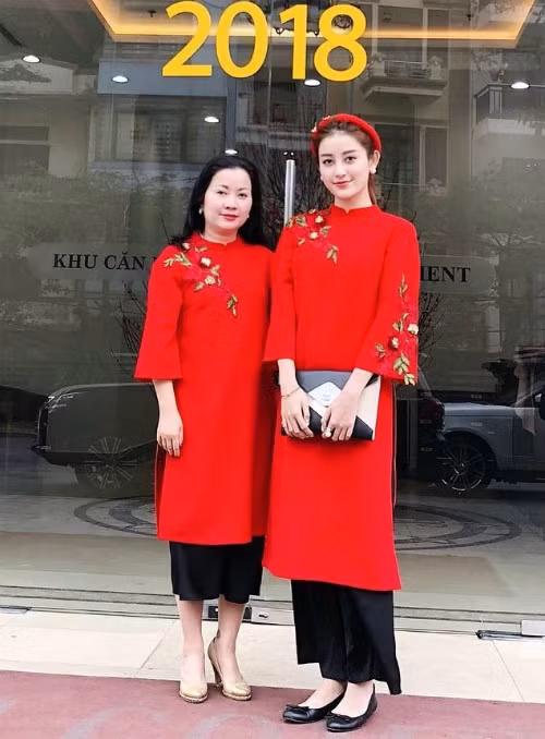 Á hậu Huyền My ghi điểm với bộ áo dài đỏ thắm trong ngày đầu tiên của năm mới.